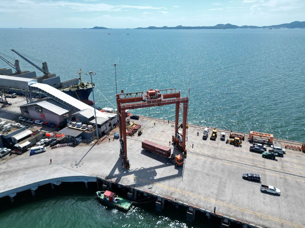 Rail-mounted gantry crane on the quay