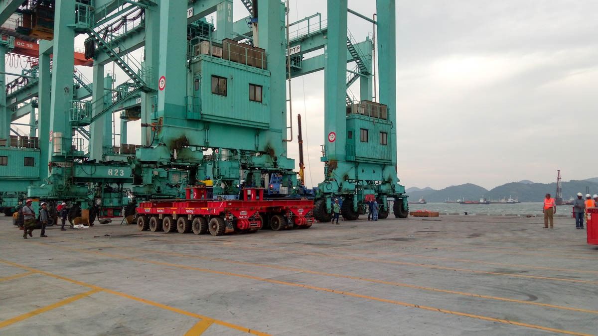 RTG cranes moved on modular trailers at the terminal